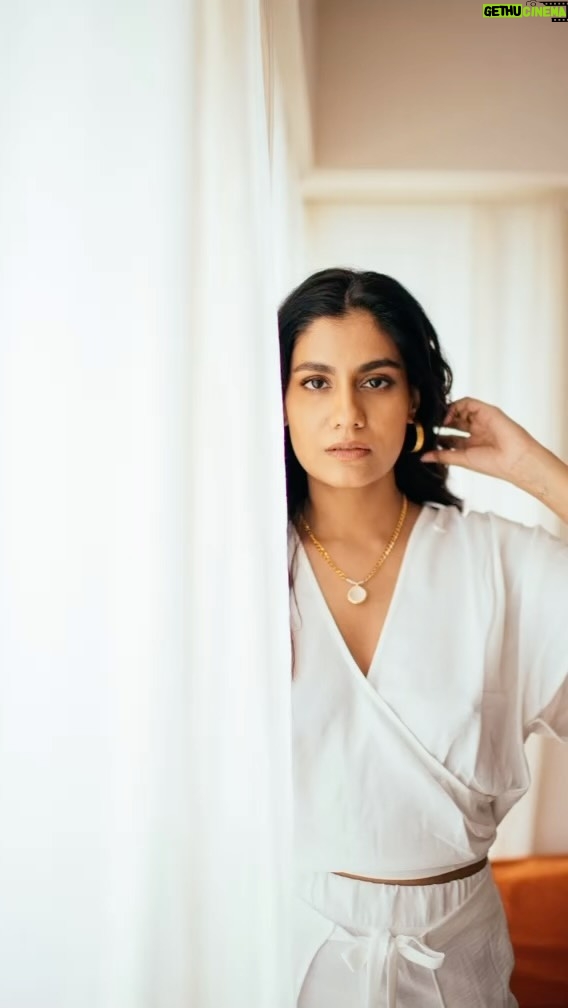 Shreya Dhanwanthary Instagram - Glances