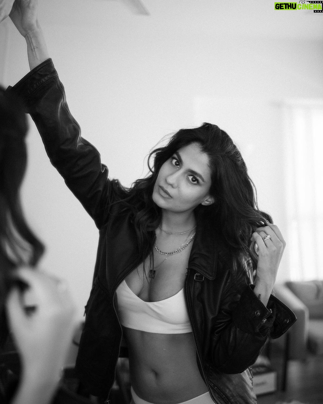 Shreya Dhanwanthary - 95.1K Likes - 42 Shades of Gray
.
A Series