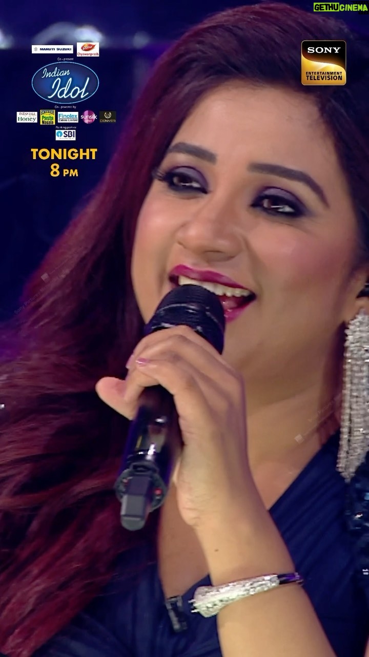 Shreya Ghoshal Instagram - Shreya Ghoshal ne Lataji ke classics se buna ek shandaar mahaul! Dekhiye #IndianIdol aaj raat 8 baje, sirf #SonyEntertainmentTelevision par. @shreyaghoshal @kumarsanuofficial @huseinkk @vishaldadlani @fremantleindia #IndianIdol14 #EkAwaazLakhonEhsaas