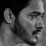 Shreyas Talpade Instagram – Director: You’ve to bulk up…
Me: ok sir. 
Director: But…it needs to look worked out…
Me: ok sir. 
Director: But…not completely worked out…I want a little bit of fat…
Me: ooook sir. 
Director: But…not too much fat..you know..थोडासा…
Me: okkk sir. 
Director: Matlab face chiseled होना चाहिए…थोड़ा cutting होना चाहिए…
Me: oook sir. 
Director: But…ज़्यादा cutting नहीं थोड़ा baby fat और flesh दिखना चाहिए…
Me: (completely confused) koshish karta hoon sir. 

And that’s how the training goes…confused but fun. 😄💪
.

.
Thank you @kalsekarmrunal for these lovely shots