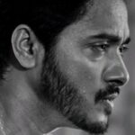 Shreyas Talpade Instagram - Director: You've to bulk up… Me: ok sir. Director: But…it needs to look worked out… Me: ok sir. Director: But…not completely worked out...I want a little bit of fat… Me: ooook sir. Director: But…not too much fat..you know..थोडासा… Me: okkk sir. Director: Matlab face chiseled होना चाहिए...थोड़ा cutting होना चाहिए… Me: oook sir. Director: But...ज़्यादा cutting नहीं थोड़ा baby fat और flesh दिखना चाहिए… Me: (completely confused) koshish karta hoon sir. And that’s how the training goes…confused but fun. 😄💪 . . Thank you @kalsekarmrunal for these lovely shots