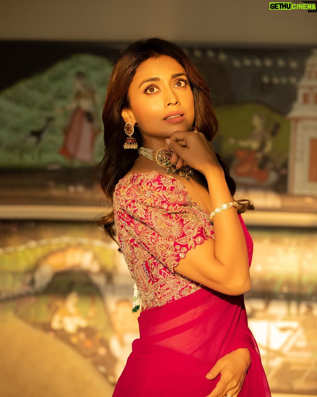 Shriya Saran Instagram - Don’t wait for the light become the light Rumi Shot by @media9manoj for @hyderabad_times awards Nails @_teasedrybar Styled by @malkit_gill2697 Style team @sanjamkaur92 @sreevardhan_keto @aartibirajdar Wearing @mrunalinirao @amigos.rizwan Jewels @karnikajewelshyd @ascend.rohank