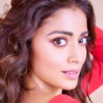 Shriya Saran Instagram - Happy healthy morning to you all @sukritigrover @makeupbymahendra7 @akshay_26