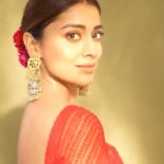 Shriya Saran Instagram - @rohnpingalay @makeupbymahendra7 @priyanka_sherkar1