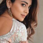 Shriya Saran Instagram - @falgunipeacock @falgunishanepeacockindia Make up @makeupbymahendra7 Hair @priyanka_sherkar1