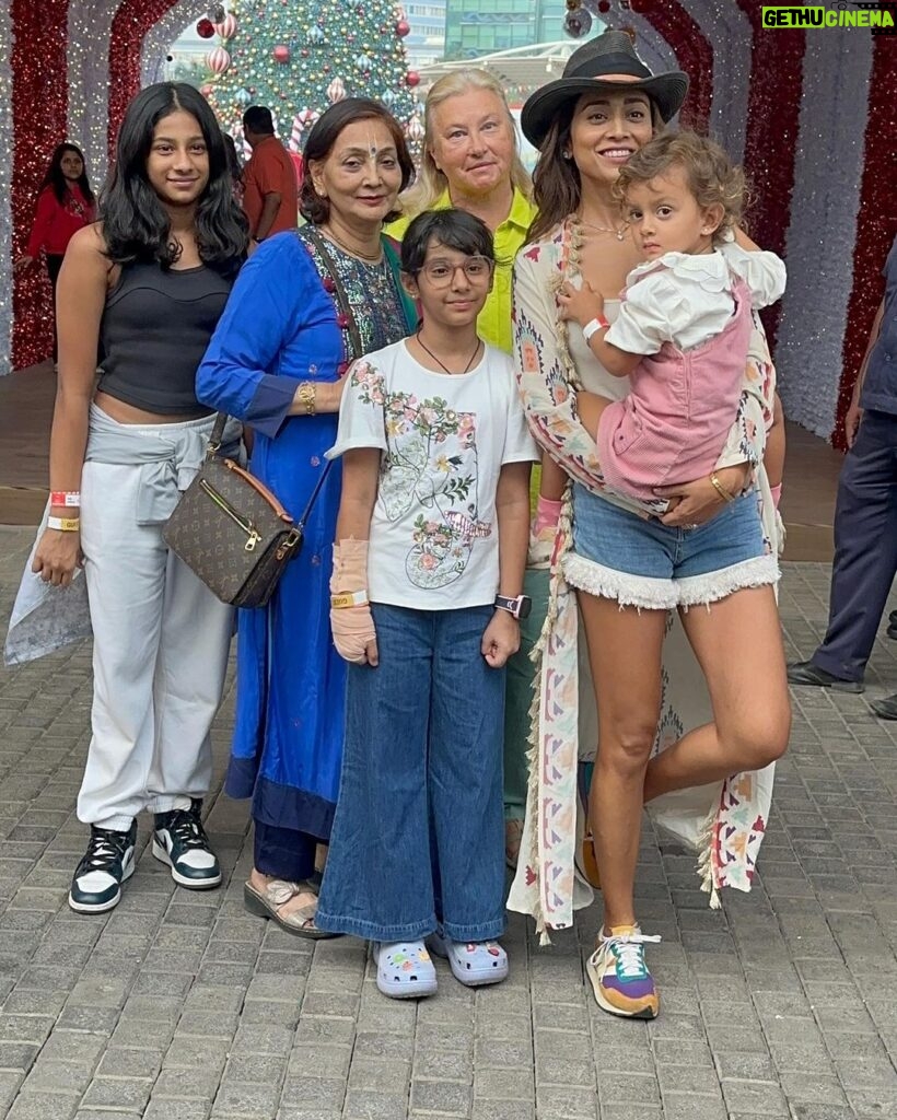 Shriya Saran Instagram - With my loved ones Thank you so much for inviting us at @mommynetwork for @hamleysindia @hamleyswonderland :) This was a lot of fun.