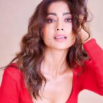 Shriya Saran Instagram - Happy healthy morning to you all @sukritigrover @makeupbymahendra7 @akshay_26