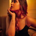 Shruthi Prakash Instagram - Hi December⭐️ You’re the last one , so be the best one❤️ Pc @framesbyadarsh MUA @nikhila_artistry Accessories @shhimmerz_jewellery #shrutiprakash #blackdress #pose #picture #justbe