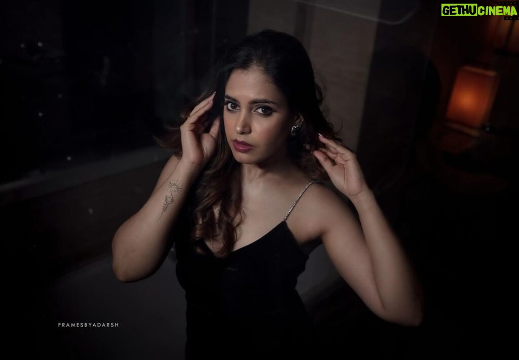 Shruthi Prakash Instagram - It doesn’t matter how dirty others play you. Karma has a big appetite these days. Move with pure intentions 🤗❤ MUA @nikhila_artistry PC @framesbyadarsh #shrutiprakash #black #picture #pose #truth #beyou