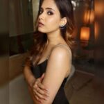 Shruthi Prakash Instagram - Confidence level - Black dress mode on 🤓 MUA @nikhila_artistry PC @framesbyadarsh Accessories @shhimmerz_jewellery #shrutiprakash #slay #black #blackdress #yay