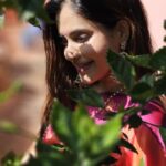 Shruthi Prakash Instagram - Sun kissed in saree elegance, letting the light in and the good vibes flow ❤️ PC @surajganachari (my lovely brother )😘 #shrutiprakash #somethingishappening #excited #happy #happytears #saree #pretty