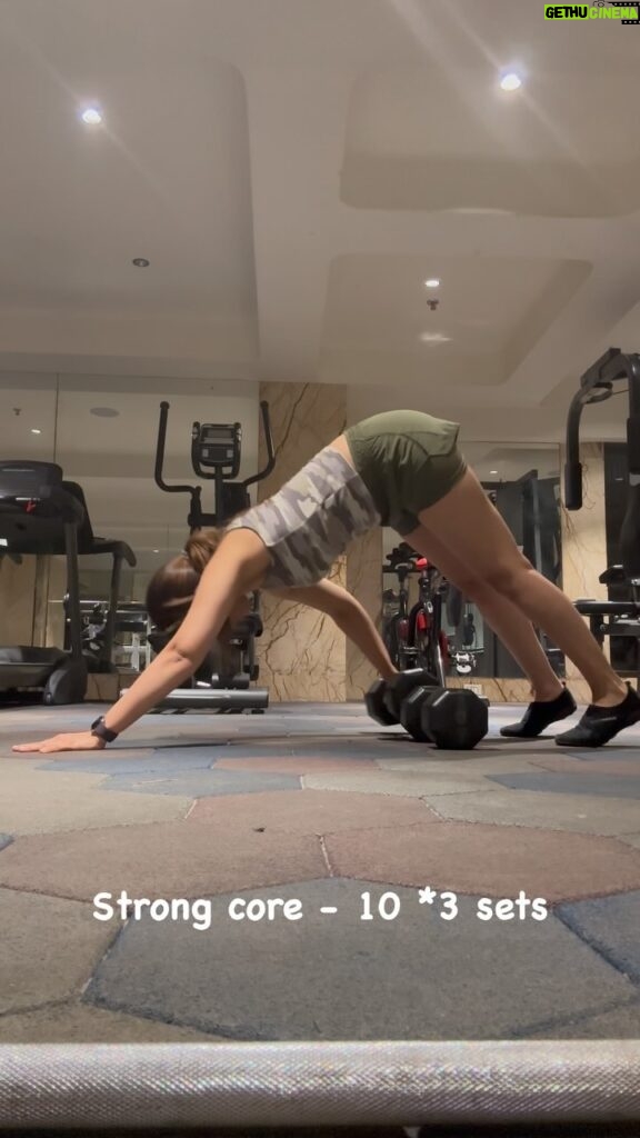 Shruthi Prakash Instagram - You know what a deadly combination is ? Ashtanga yoga plus weights ❤ #shrutiprakash #réel #strongcore #strongcorechallenge #sets #ﬁtness #strong #strongwomen #workout #endorphins