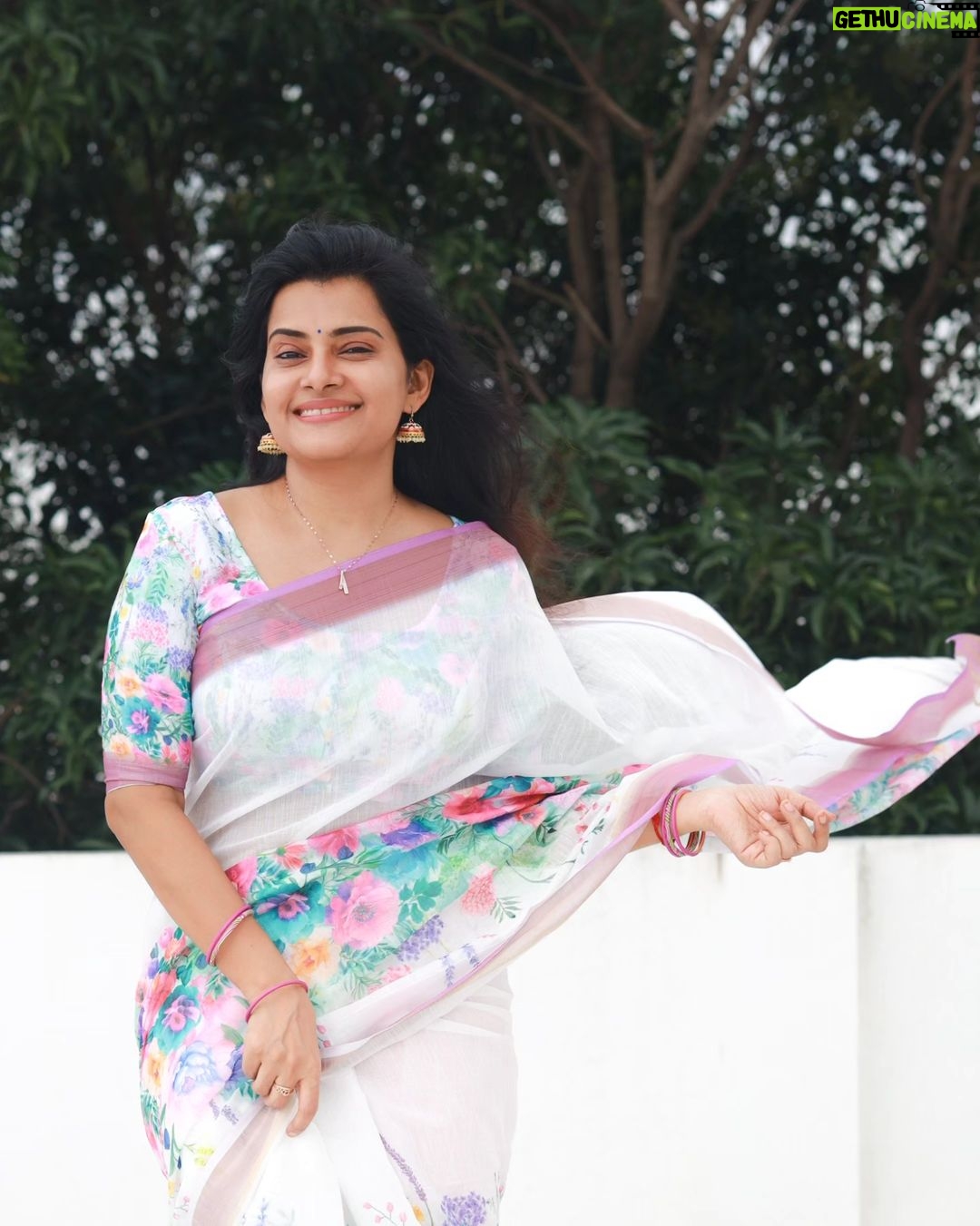 Shruthi Raj Instagram - Saree @shhaas_boutique2023 π€π©·π€π©· *Wow collection* Premium quality linen cotton saree with digital print all over saree.. contrast digital print design blouse... *Fine quality* Book ur order soon...