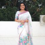 Shruthi Raj Instagram - Saree @shhaas_boutique2023 🤍🩷🤍🩷 *Wow collection* Premium quality linen cotton saree with digital print all over saree.. contrast digital print design blouse... *Fine quality* Book ur order soon...