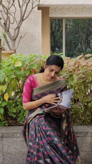 Shruthi Raj Instagram - WHERE WORDS FAIL, MUSIC SPEAKS 🥰🥰🥰

@sri_jewels_madurai