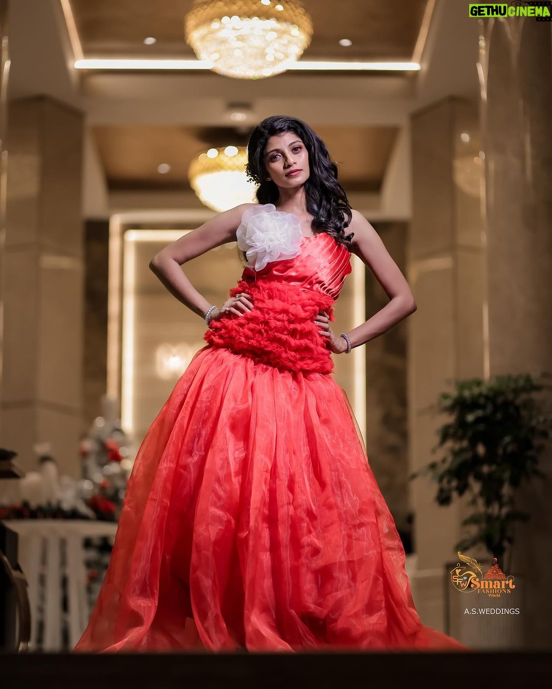 Shruthi Rajanikanth Instagram - I heard Christmas is coming ๐โค๏ธโค๏ธ๐ Smart fashion world makeup club Christmas photoshoot Shoot for @smart_fashions_world ๐ธ @arjun_surendranathan ๐Makeup @makeover_by__ashakesav @sreepriyag2020 @smart_makeup4083 ๐ @sherin7215 Marine Drive, Kochi, Kerala