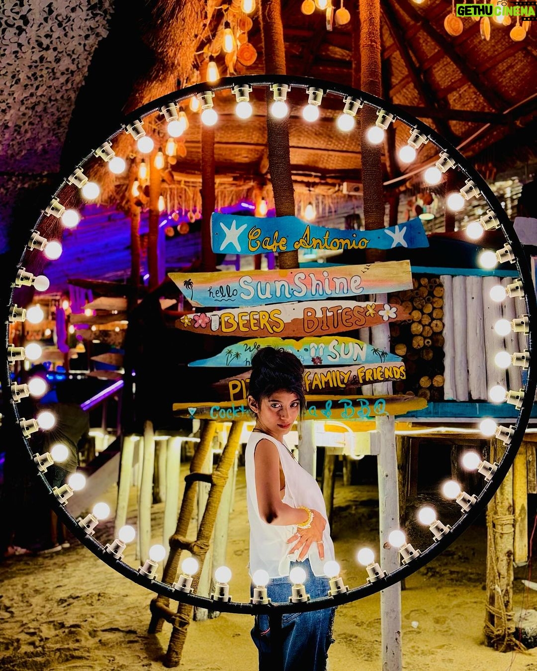 Shruthi Rajanikanth Instagram - Spread some light✨🦋 Anjuna Beach, Goa