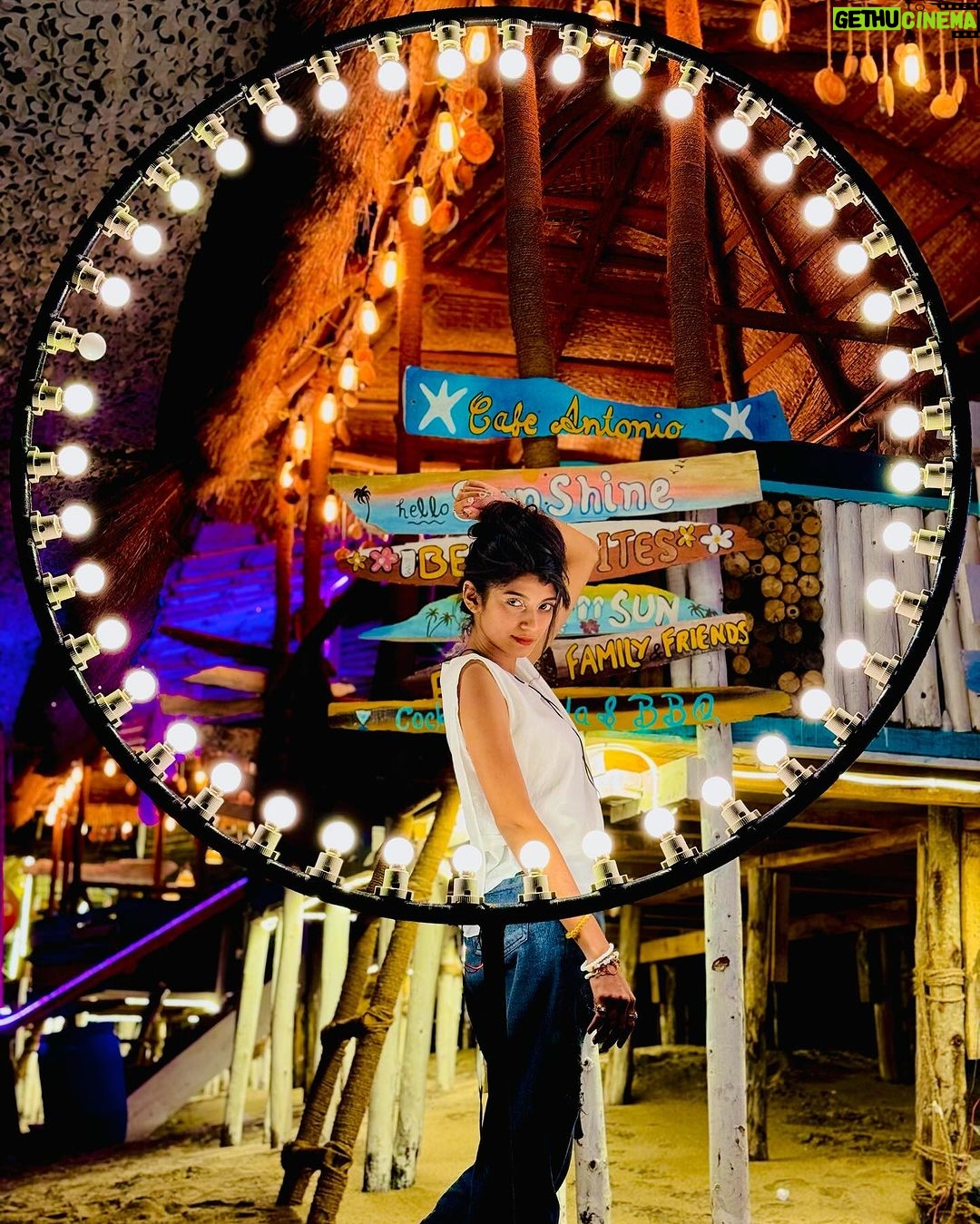 Shruthi Rajanikanth Instagram - Spread some light✨🦋 Anjuna Beach, Goa