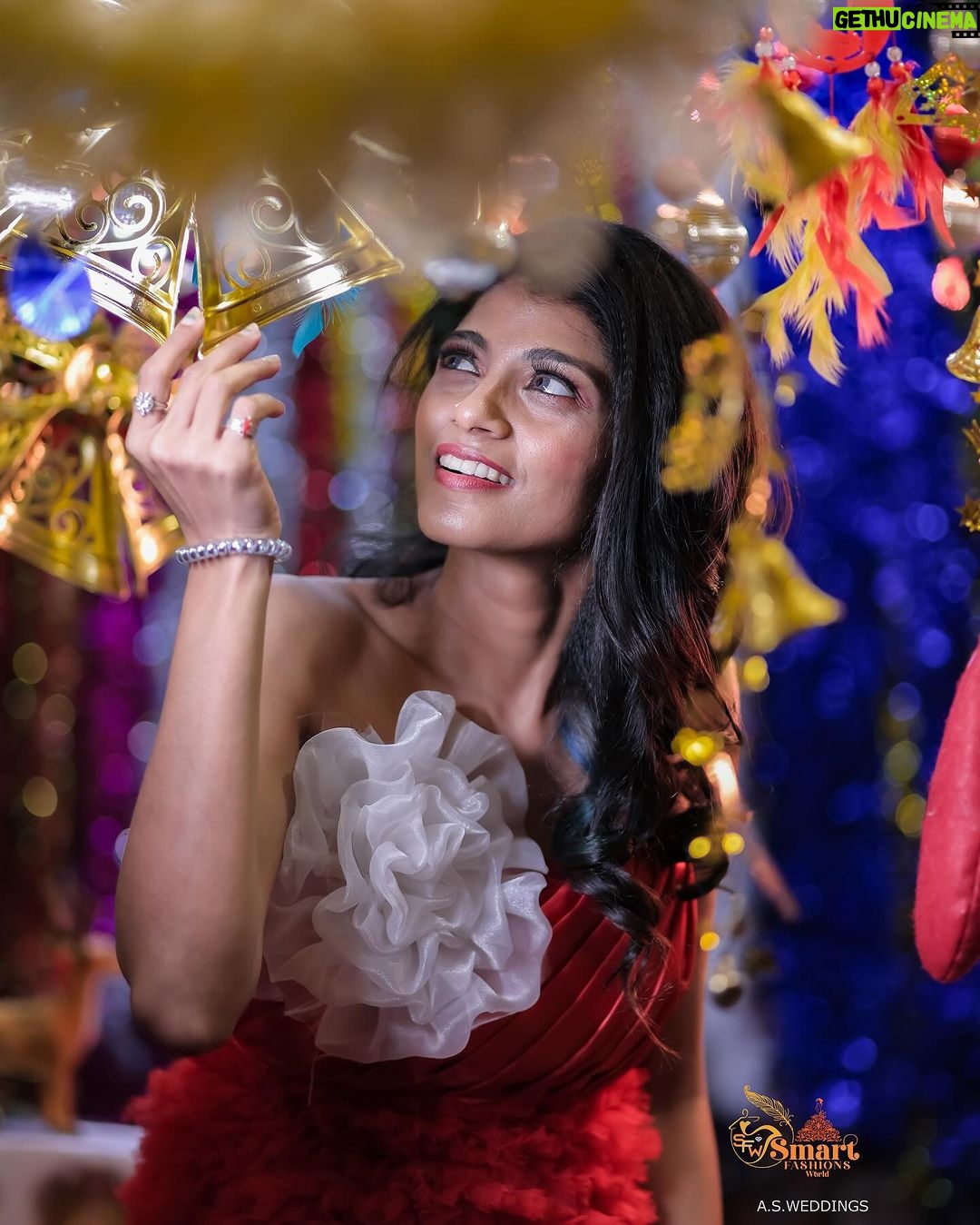 Shruthi Rajanikanth Instagram - cheers to all sparkles and warmth✨✨ Smart fashion world makeup club Christmas photoshoot 💄Makeup @makeover_by_ashakesav @sreepriyag2020 @smart_makeup4083 @smart_fashions_world 📸@arjun_surendranathan 👗@sherin7215 Marine Drive, Kochi, Kerala