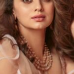 Shruti Marathe Instagram - Be bold, be brave enough to be your true self. . . #teamshruti #shrutimarathe #shrutimarathefansclub #trending #trendingreels #instagram #instamood #instafashion #instadaily #instalike #instagood #reelsinstagram #reelitfeelit #viral #trendy #marathigirl #marathiactress #southindianactress #actress #weddingdress #weddinglehenga #makeup #bold