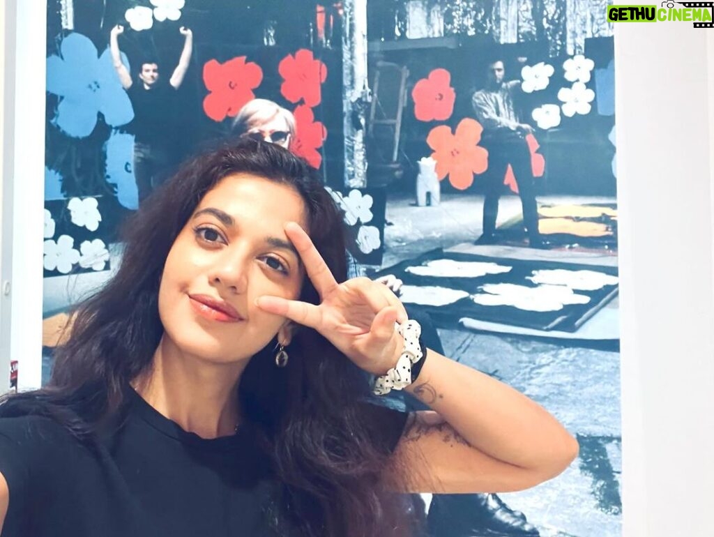 Shruti Sharma Instagram - My first solo visit to an art exhibition 🍁🙃🌸