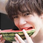 Shuichiro Naito Instagram - 写真集発売まで 残り1ヶ月！！ オフショットも載せていきます🍉 タイ🇹🇭市場で スイカ食べた！ #タイ #ประเทศไทย #パタヤ #พัทยา #市場 #ตลาด #ตลาด #ขอบคุณครับ #กรุงเทพมหานคร #แตงโม #ภาพถ่าย #อัลบั้มภาพ #ชูอิจิโรนาอิโตะ