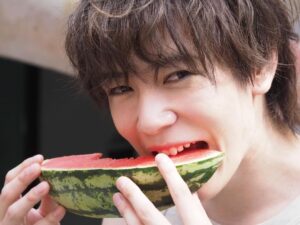Shuichiro Naito Instagram - 写真集発売まで
残り1ヶ月！！

オフショットも載せていきます🍉
タイ🇹🇭市場で
スイカ食べた！

#タイ #ประเทศไทย #パタヤ #พัทยา #市場 #ตลาด #ตลาด 
#ขอบคุณครับ #กรุงเทพมหานคร 
#แตงโม #ภาพถ่าย #อัลบั้มภาพ 
#ชูอิจิโรนาอิโตะ
