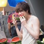 Shuichiro Naito Instagram - 写真集発売まで 残り1ヶ月！！ オフショットも載せていきます🍉 タイ🇹🇭市場で スイカ食べた！ #タイ #ประเทศไทย #パタヤ #พัทยา #市場 #ตลาด #ตลาด #ขอบคุณครับ #กรุงเทพมหานคร #แตงโม #ภาพถ่าย #อัลบั้มภาพ #ชูอิจิโรนาอิโตะ