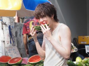 Shuichiro Naito Instagram - 写真集発売まで
残り1ヶ月！！

オフショットも載せていきます🍉
タイ🇹🇭市場で
スイカ食べた！

#タイ #ประเทศไทย #パタヤ #พัทยา #市場 #ตลาด #ตลาด 
#ขอบคุณครับ #กรุงเทพมหานคร 
#แตงโม #ภาพถ่าย #อัลบั้มภาพ 
#ชูอิจิโรนาอิโตะ