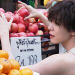 Shuichiro Naito Instagram - 写真集発売まで 残り1ヶ月！！ オフショットも載せていきます🍉 タイ🇹🇭市場で スイカ食べた！ #タイ #ประเทศไทย #パタヤ #พัทยา #市場 #ตลาด #ตลาด #ขอบคุณครับ #กรุงเทพมหานคร #แตงโม #ภาพถ่าย #อัลบั้มภาพ #ชูอิจิโรนาอิโตะ