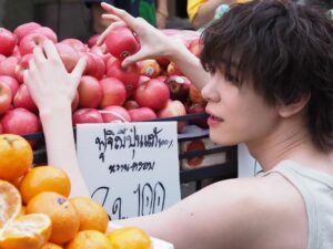 Shuichiro Naito Instagram - 写真集発売まで
残り1ヶ月！！

オフショットも載せていきます🍉
タイ🇹🇭市場で
スイカ食べた！

#タイ #ประเทศไทย #パタヤ #พัทยา #市場 #ตลาด #ตลาด 
#ขอบคุณครับ #กรุงเทพมหานคร 
#แตงโม #ภาพถ่าย #อัลบั้มภาพ 
#ชูอิจิโรนาอิโตะ