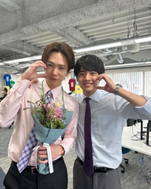 Shuichiro Naito Instagram - こっち向いてよ向井くん
最後までご覧いただきありがとうございました！

最後はteekitのメンバーとお写真を撮らせていただきました！幸せ！

とても暖かくて、しっかりと恋愛観を学べる現場でした！最後はずっと笑ってた

僕も河西のようにまっすぐに愛を伝えられる人間になっていけたらいいなっておもいました！

ありがとう河西くん。

#こっち向いてよ向井くん