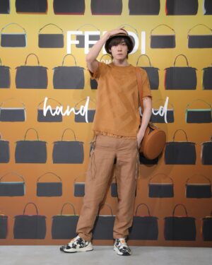 Shuichiro Naito Instagram - FENDI...☺️

#FendiHandinHand