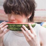 Shuichiro Naito Instagram - 写真集発売まで 残り1ヶ月！！ オフショットも載せていきます🍉 タイ🇹🇭市場で スイカ食べた！ #タイ #ประเทศไทย #パタヤ #พัทยา #市場 #ตลาด #ตลาด #ขอบคุณครับ #กรุงเทพมหานคร #แตงโม #ภาพถ่าย #อัลบั้มภาพ #ชูอิจิโรนาอิโตะ