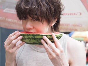 Shuichiro Naito Instagram - 写真集発売まで
残り1ヶ月！！

オフショットも載せていきます🍉
タイ🇹🇭市場で
スイカ食べた！

#タイ #ประเทศไทย #パタヤ #พัทยา #市場 #ตลาด #ตลาด 
#ขอบคุณครับ #กรุงเทพมหานคร 
#แตงโม #ภาพถ่าย #อัลบั้มภาพ 
#ชูอิจิโรนาอิโตะ