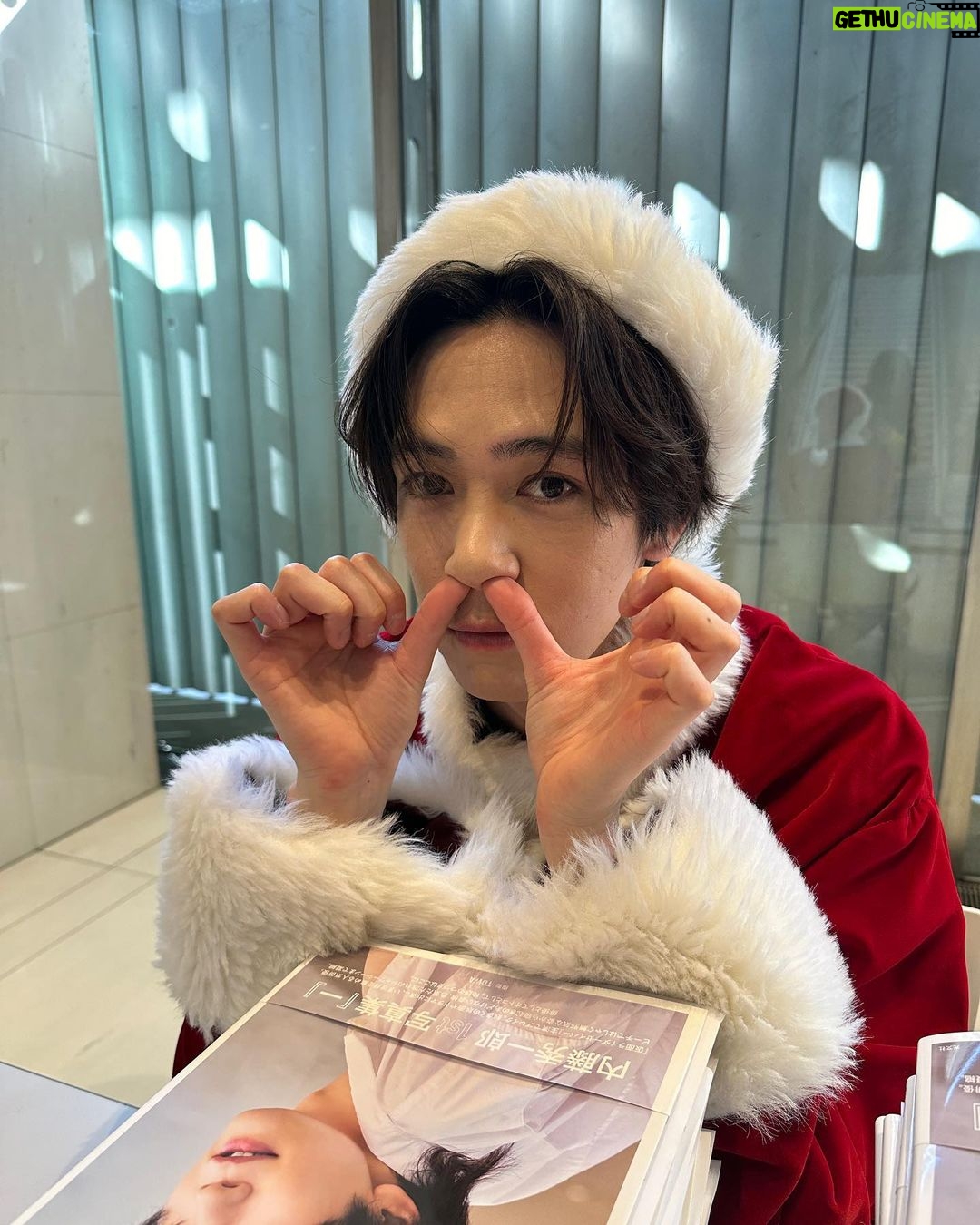 Shuichiro Naito Instagram - 今日は写真集のクリスマスイベントありがとうございました😊 7年ぶりに個人でやるみなさんに会えるイベント、ほんっとうに幸せでした!最後に、『しゅうくんは名前をいつも忘れちゃうから、みんなのチェキと名前を描いたアルバムをプレゼントするね』ってみんなからアルバムをもらった時は、胸がキューってなってそれまでの疲れがぶっ飛びました。 本当に改めてみんなに支えられてるなって思えた1日でした! 今年の最後にみんなに会えて幸せ者です☺️☺️ 今日来れなかった人は25日に楽しみましょっ 今日は本当にありがとう。