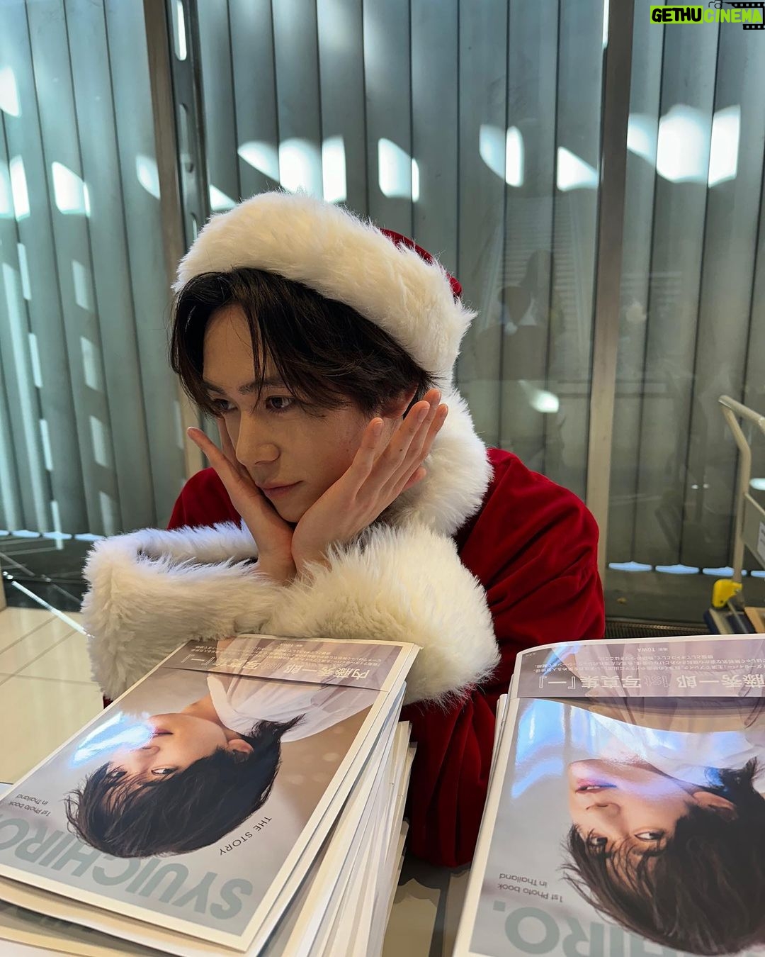 Shuichiro Naito Instagram - 今日は写真集のクリスマスイベントありがとうございました😊 7年ぶりに個人でやるみなさんに会えるイベント、ほんっとうに幸せでした!最後に、『しゅうくんは名前をいつも忘れちゃうから、みんなのチェキと名前を描いたアルバムをプレゼントするね』ってみんなからアルバムをもらった時は、胸がキューってなってそれまでの疲れがぶっ飛びました。 本当に改めてみんなに支えられてるなって思えた1日でした! 今年の最後にみんなに会えて幸せ者です☺️☺️ 今日来れなかった人は25日に楽しみましょっ 今日は本当にありがとう。