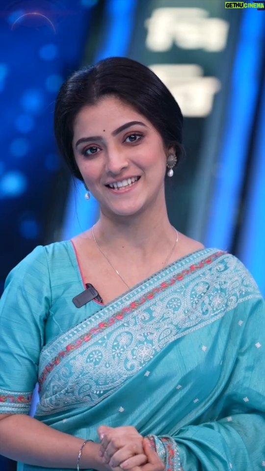 Shweta Bhattacharya Instagram - দাদাগিরির মঞ্চে এবার #কোনগোপনেমনভেসেছে-এর পরিবারের সদস্যরা । জমজমাট প্রশ্নোত্তরের খেলা, আড্ডা, মজা এবং অবশ্যই নতুন ধারাবাহিক নিয়ে কথা, সমস্তটাই রইল আপনাদের সামনে । দেখুন 'দাদাগিরি' শনি - রবি @ 9:30pm, শুধুমাত্র #ZeeBangla-র পর্দায়! সঙ্গে নতুন ধারাবাহিক - "কোন গোপনে মন ভেসেছে"! আগামী 18th December থেকে সোম - শনি @ 8:30pm, শুধুমাত্র Zee Bangla-র পর্দায়। #KonGoponeMonBhesechhe #Dadagiri10Reels #ZBReels #ZeeOnTheGoReels #ZbrDec23