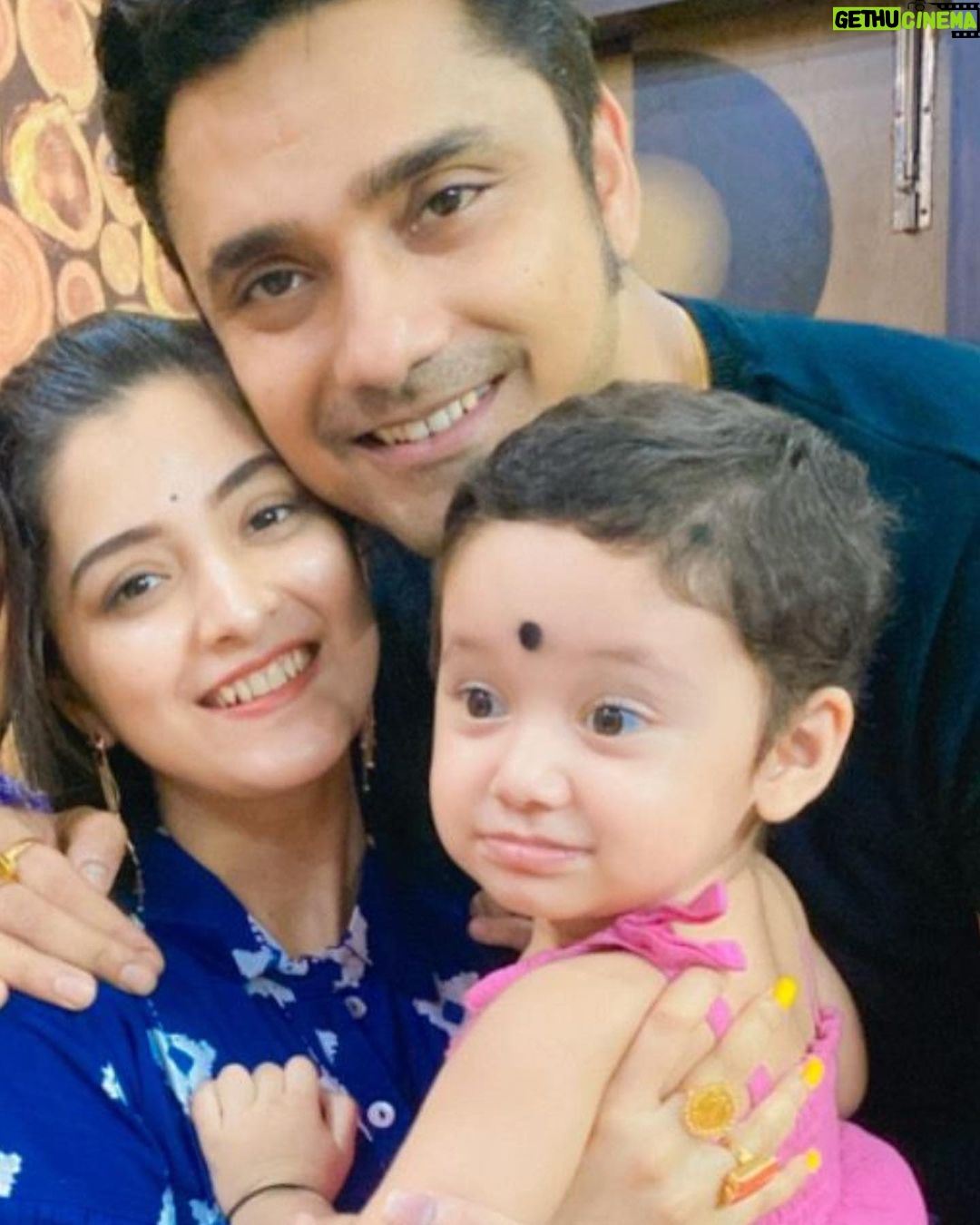Shweta Bhattacharya Instagram - ছোট্ট মিষ্টি এক রোদের জন্মদিন আজ 😘 আমার টিপ এর জন্মদিন, দেখতে দেখতে ২ বছর হয়ে গেলো তোর... বড্ডো তাড়াতাড়ি বড়ো হয়ে যাচ্ছিস, আর কটা দিন ছোট থাক না টিপ ❤️,, তোর মুখের মিষ্টি মানি ডাক টা যে বড্ডো প্রিয় আমার কাছে😍😍তোর মানি তোকে খুব খুব ভালোবাসে টিপ 😍HAPPY BIRTHDAY LITTLE ANGEL 🎂🎂MANY MANY HAPPY RETURNS OF THE DAY🍰🍰🍫🍫