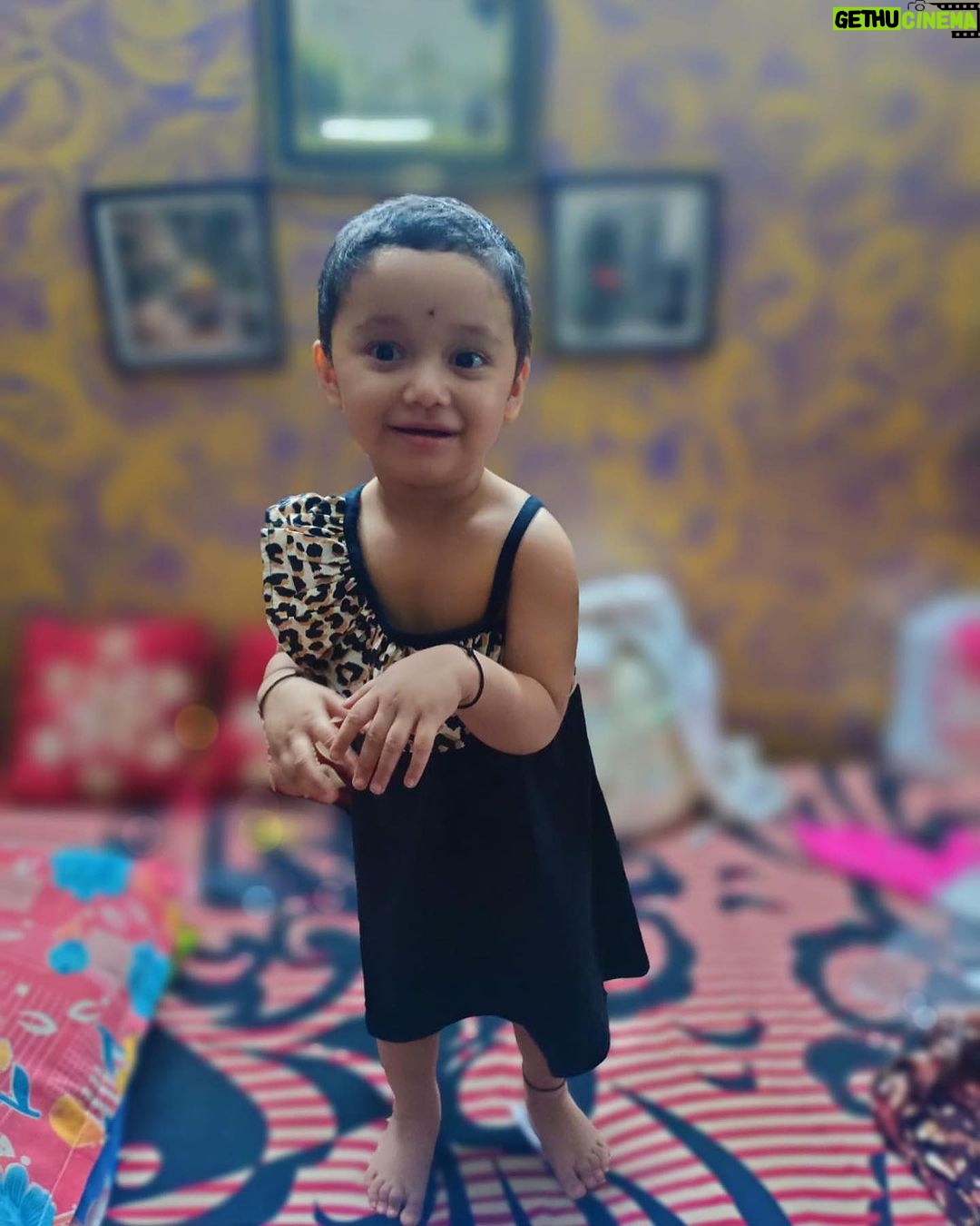 Shweta Bhattacharya Instagram - ছোট্ট মিষ্টি এক রোদের জন্মদিন আজ 😘 আমার টিপ এর জন্মদিন, দেখতে দেখতে ২ বছর হয়ে গেলো তোর... বড্ডো তাড়াতাড়ি বড়ো হয়ে যাচ্ছিস, আর কটা দিন ছোট থাক না টিপ ❤️,, তোর মুখের মিষ্টি মানি ডাক টা যে বড্ডো প্রিয় আমার কাছে😍😍তোর মানি তোকে খুব খুব ভালোবাসে টিপ 😍HAPPY BIRTHDAY LITTLE ANGEL 🎂🎂MANY MANY HAPPY RETURNS OF THE DAY🍰🍰🍫🍫