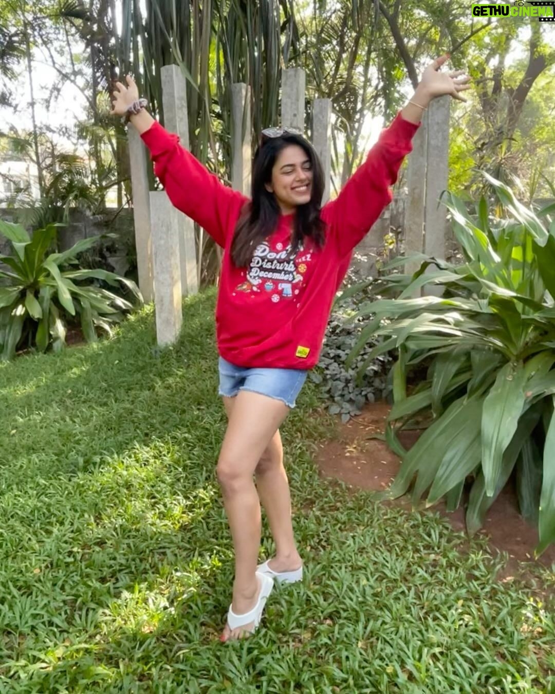 Siddhi Idnani Instagram - Taking “Don’t disturb December” a little too seriously! 🎄❤️