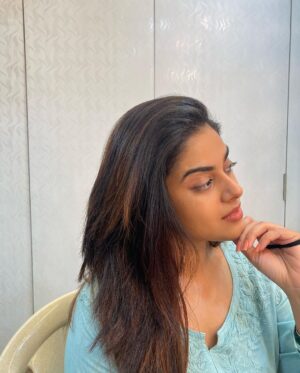 Siddhi Idnani Instagram - Vain in the Vanity 🚃