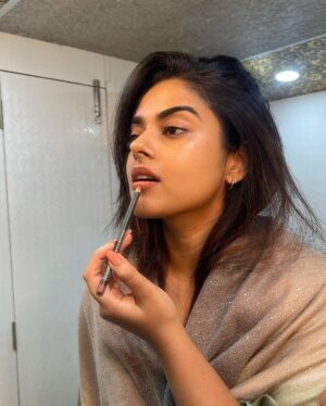 Siddhi Idnani Instagram - Vain in the Vanity 🚃