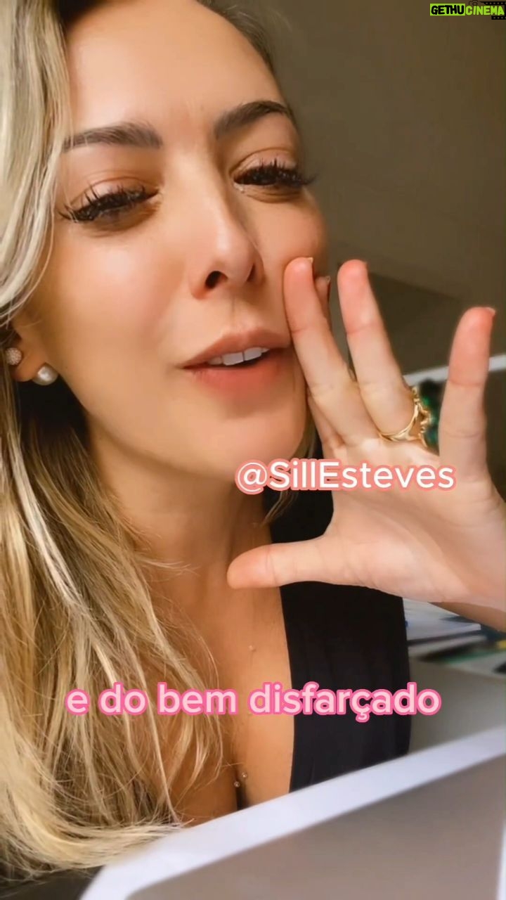Sill Esteves Instagram - Você já se “livrou” de muito mal olhado? Ou se “livrou” mais de “bem disfarçado”? Kkk Conte aqui sua história que vou reponder todaaaas! #sillesteves #comedia #relacionamento #anamariabraga