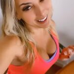 Sill Esteves Instagram - E você? Como anda seu coração? Mais sorrisos? Ou mais lágrimas? #amorproprio #sillesteves #frasesdeamor São Paulo, Brazil