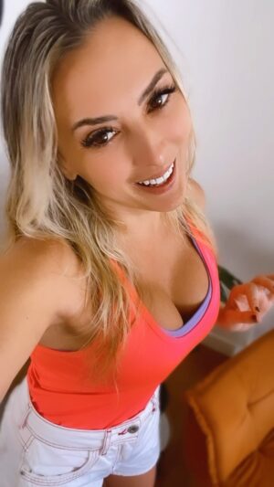 Sill Esteves Instagram - E você? Como anda seu coração? Mais sorrisos? Ou mais lágrimas? 

#amorproprio #sillesteves #frasesdeamor
