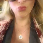 Sill Esteves Instagram - Eu amo fazer cruzeiro, amo o clima, amo conhecer pessoas novas, arriscar falar em outros idiomas, curtir cada atração do navio… Agora o Casino é um dos meus lugares favoritos! Você já viajou de navio? Tem vontade? Vc viajou pra onde de navio? Conta pra mim 👇 #sillesteves #casino #cruzeiro