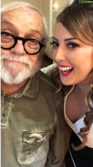 Sill Esteves Instagram - Nosso “baixinho” nos deixou! O Brasil perde um gênio 😢 Tive o privilégio de trabalhar por duas temporadas no Programa Saideira do @canalbrasil com a personagem “Selminha”. O programa foi produzido pelo querido amigo @juliocarvana (e toda família Carvana que eu amo) todos os dias de gravação era uma alegria só, formamos uma família de verdade! A gente se divertia muitoooo e trabalhava também kkk e quando terminava o programa por muitas vezes íamos tomar “a saideira” na Olegario Maciel (RJ) eu, Baixinho e Stephan Nercessian 🤍 já que era caminho de casa mesmo kkkk Obrigada Antonio Pedro por tanto! @vianna.marcio meu querido amigo e diretor obrigada por me enviar esse vídeo dos bastidores e com esse vídeo que presto minha homenagem à esse monstro do teatro, tv e cinema!