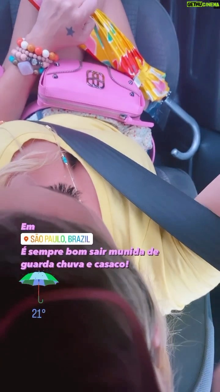 Sill Esteves Instagram - Ela é os “lookinhos” dela kkkk Como é seu dia a dia? 1) coloco a primeira roupa que eu encontrar. 2) visto vários looks antes de escolher o definitivo 3) já separo o look no dia anterior 4) sou naturista #lookdodia #modafeminina #sillesteves #humor #shutz