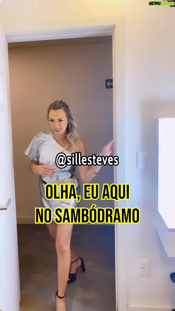 Sill Esteves Instagram - Esse carnaval foi realmente emocionante! Minha primeira vez na avenida e eu curti com a @estiloeuro Sai correndo do teatro e fui pra avenida! Com o tempo apertado foi um corre-corre, foca no look, no cabelo, na make… E pra completar meu teve meu BOX “viva seu brilho”, que me deixou ainda mais segura e confiante para viver intensamente essa noite, onde eu tive o privilégio de ser uma das humoristas convidadas para representar o humor na passarela! Claro que eu tinha que dar uma gafe né? Olha minha pochete escorregando! Hahahahah A @estiloeuro é o relógio oficial do camarote quem nesse carnaval! Que luxo!!! Obrigada genta à todos vocês que viveram todos os momentos do carnaval junto comigo! #VivaOseuBrilho #EstiloEuro #EuroRelogios #publi